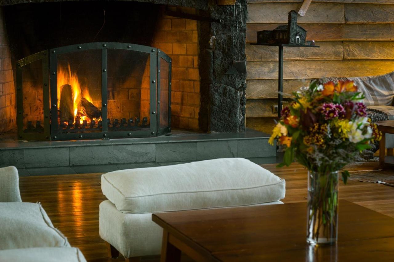 Wyndham Puerto Varas Pettra Eksteriør billede The fireplace at the Lodge at Blue Hill