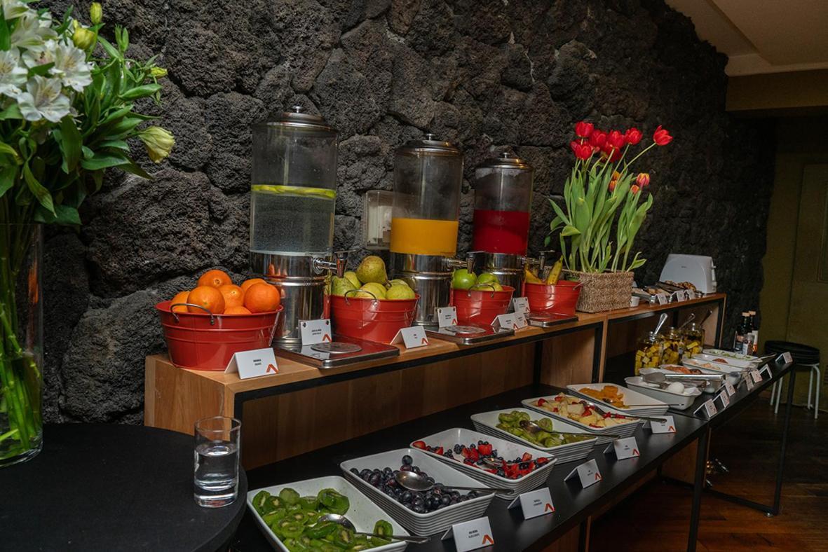 Wyndham Puerto Varas Pettra Eksteriør billede A buffet at a hotel