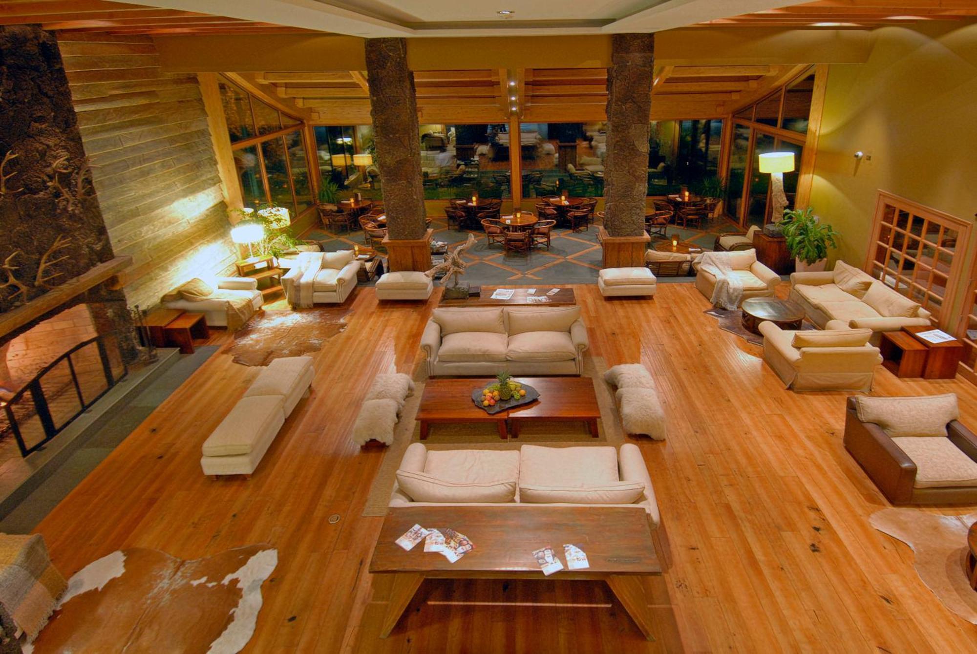Wyndham Puerto Varas Pettra Eksteriør billede The lobby at the Four Seasons Resort