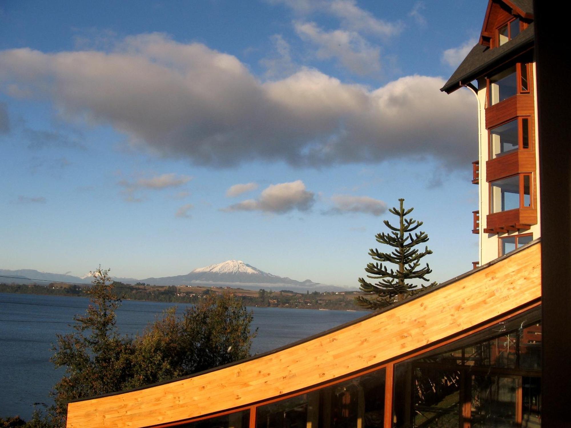 Wyndham Puerto Varas Pettra Eksteriør billede View of Mount Rainier from the home of a resident of the community