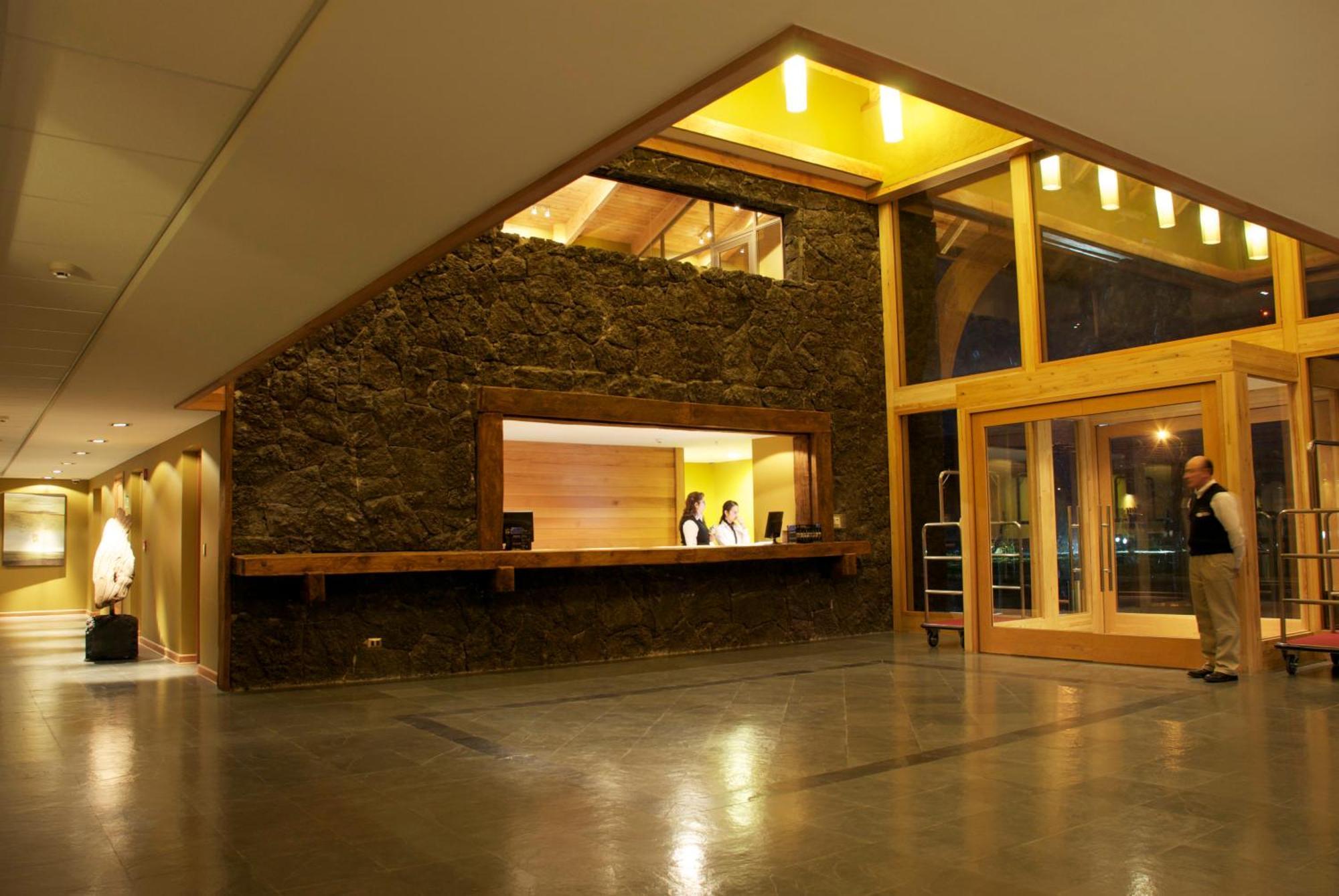 Wyndham Puerto Varas Pettra Eksteriør billede The lobby of the hotel
