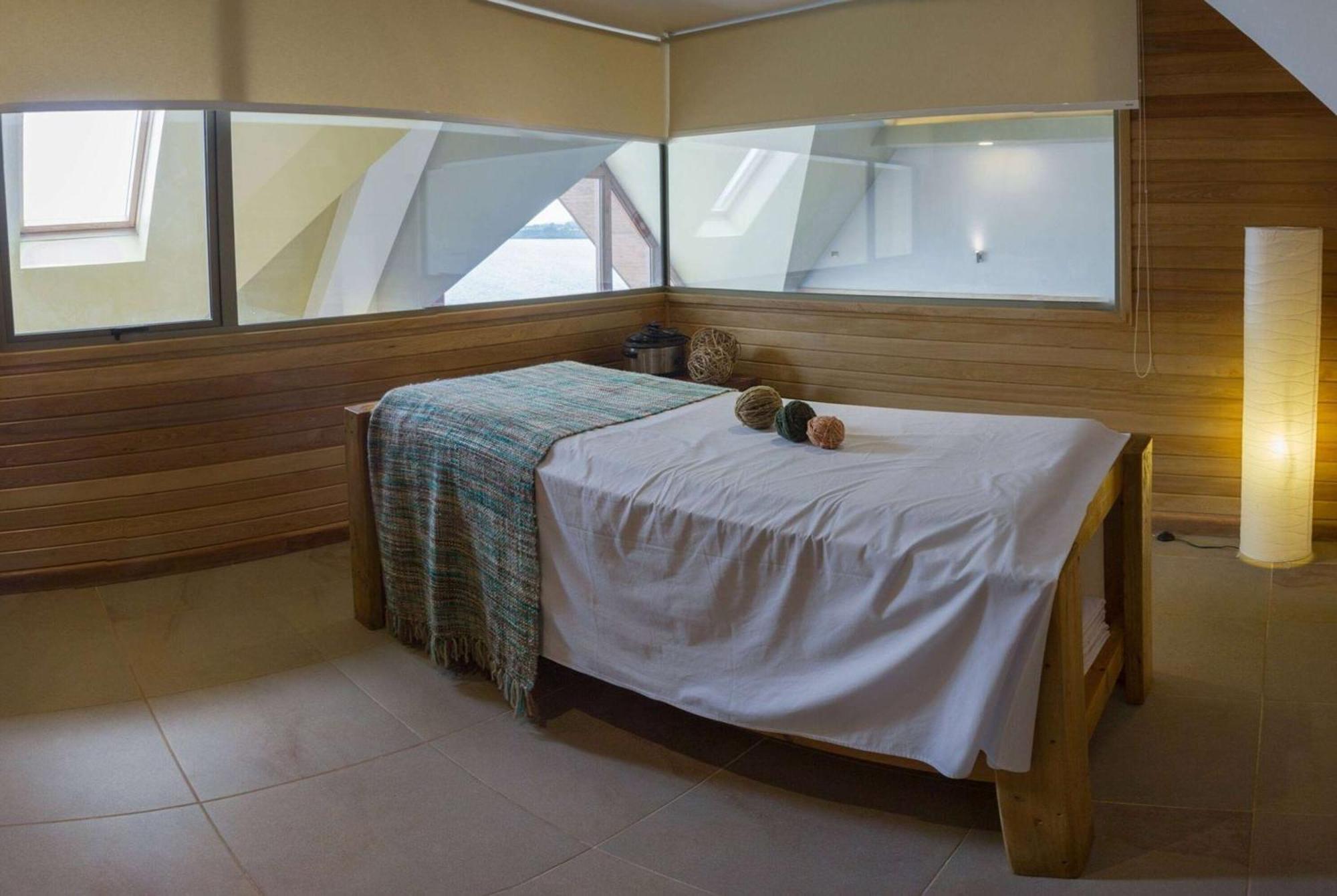 Wyndham Puerto Varas Pettra Eksteriør billede A massage bed