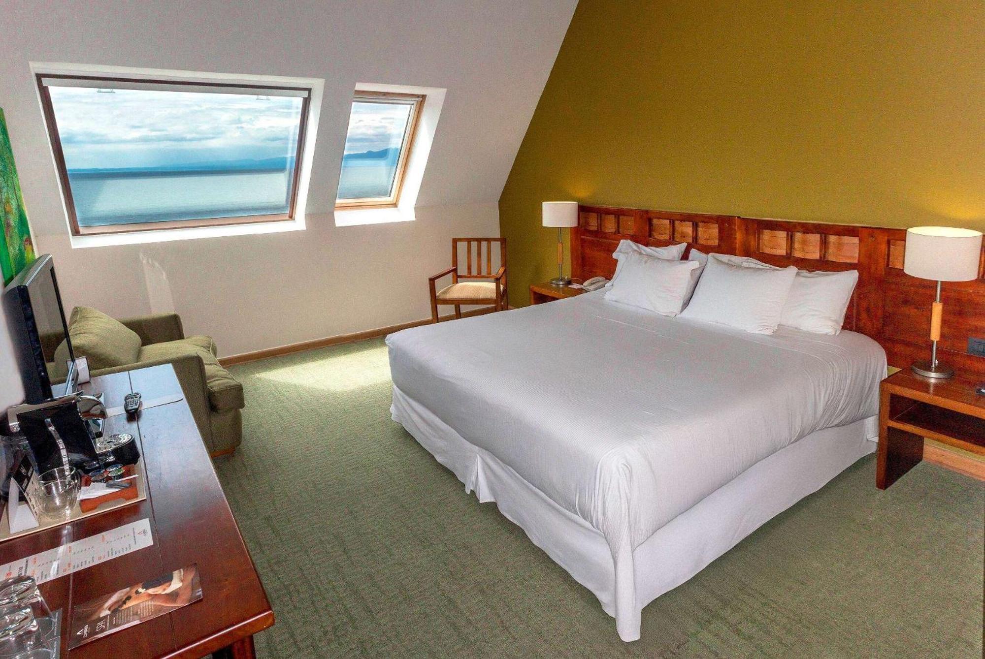 Wyndham Puerto Varas Pettra Eksteriør billede A room at the Hotel El Emporio