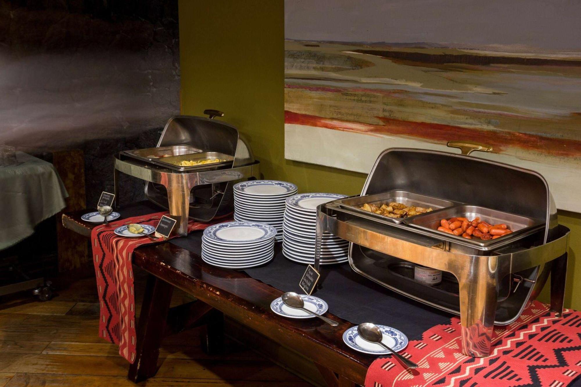 Wyndham Puerto Varas Pettra Eksteriør billede A chafing dish