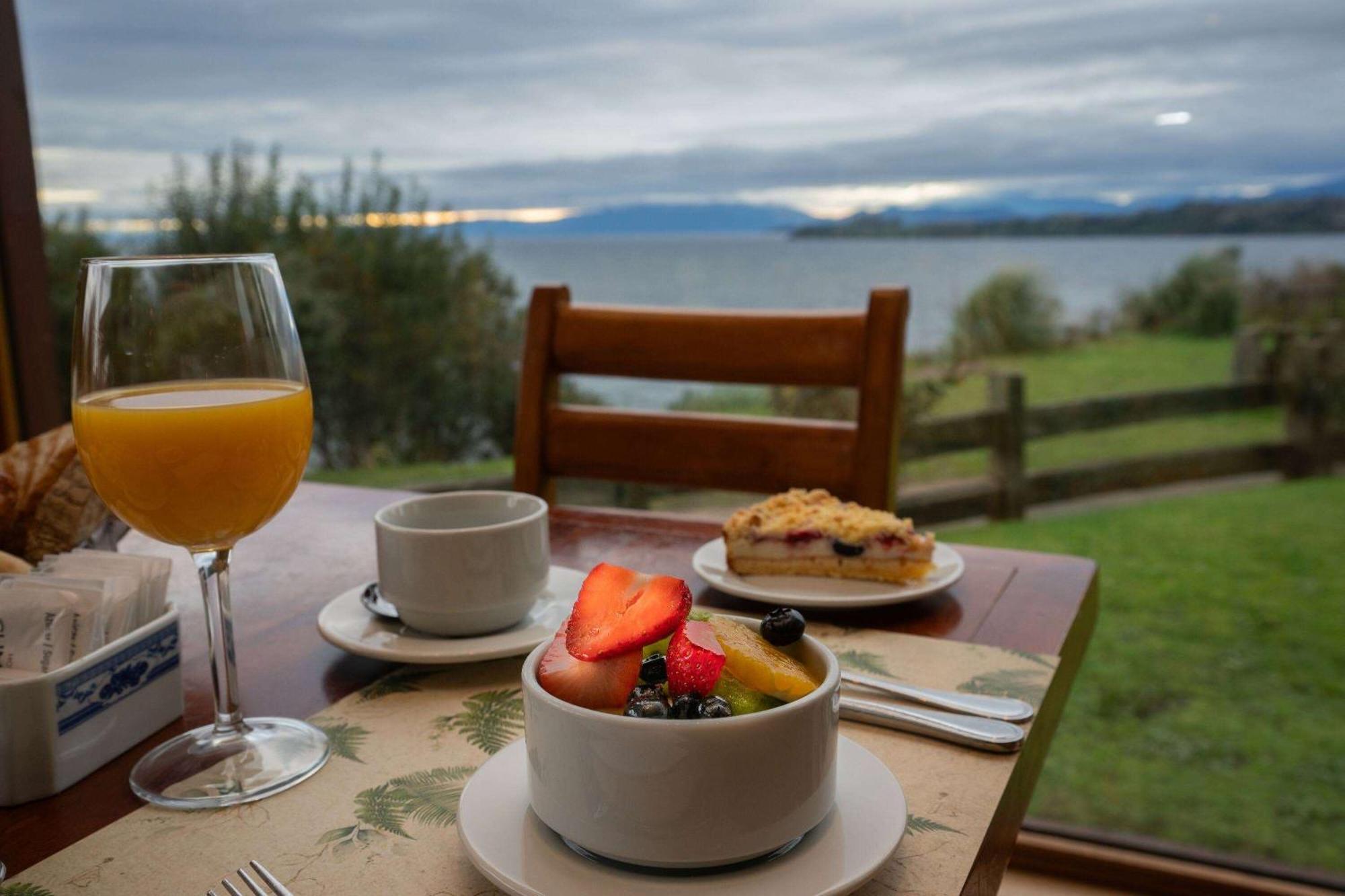 Wyndham Puerto Varas Pettra Eksteriør billede Breakfast at the Lake House