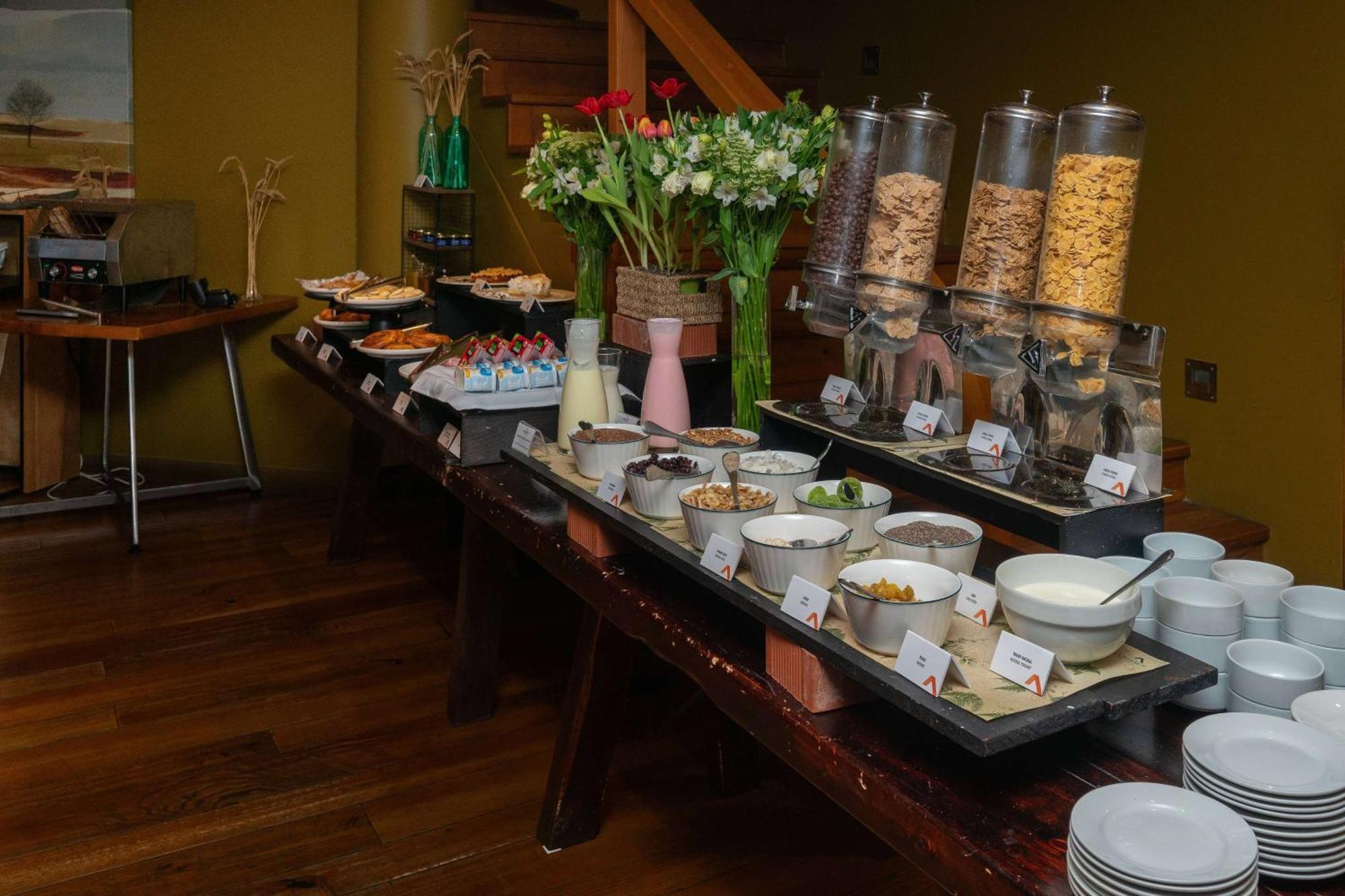 Wyndham Puerto Varas Pettra Eksteriør billede A breakfast buffet