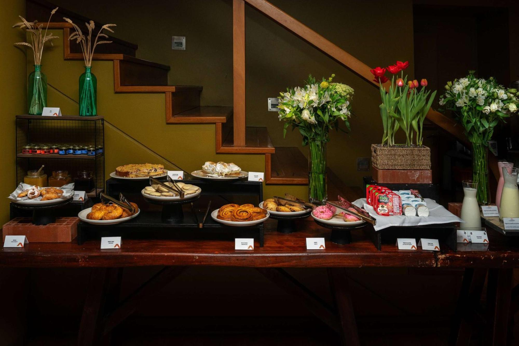 Wyndham Puerto Varas Pettra Eksteriør billede A dessert table at a wedding reception