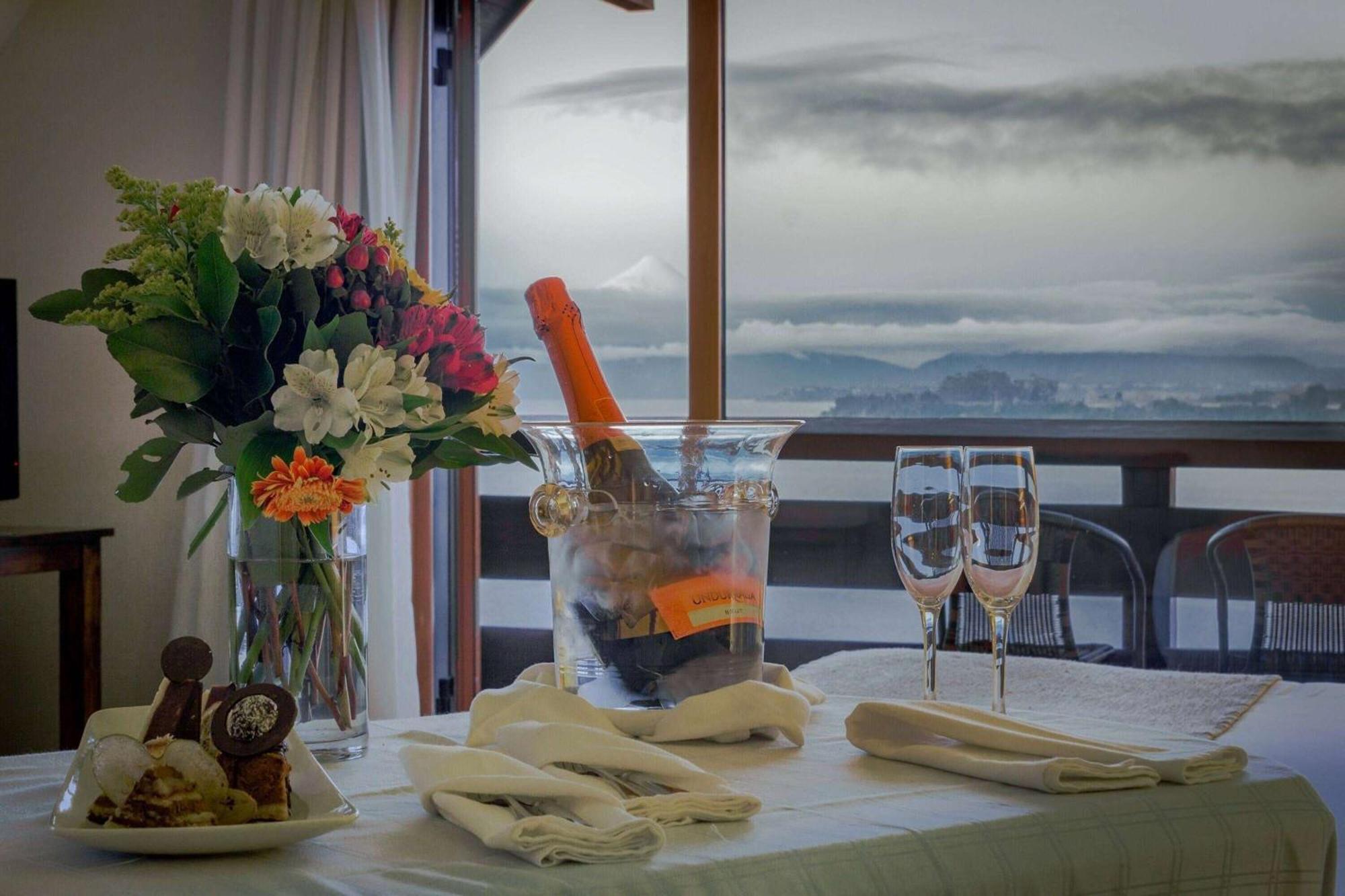 Wyndham Puerto Varas Pettra Eksteriør billede A bottle of champagne in a cooler