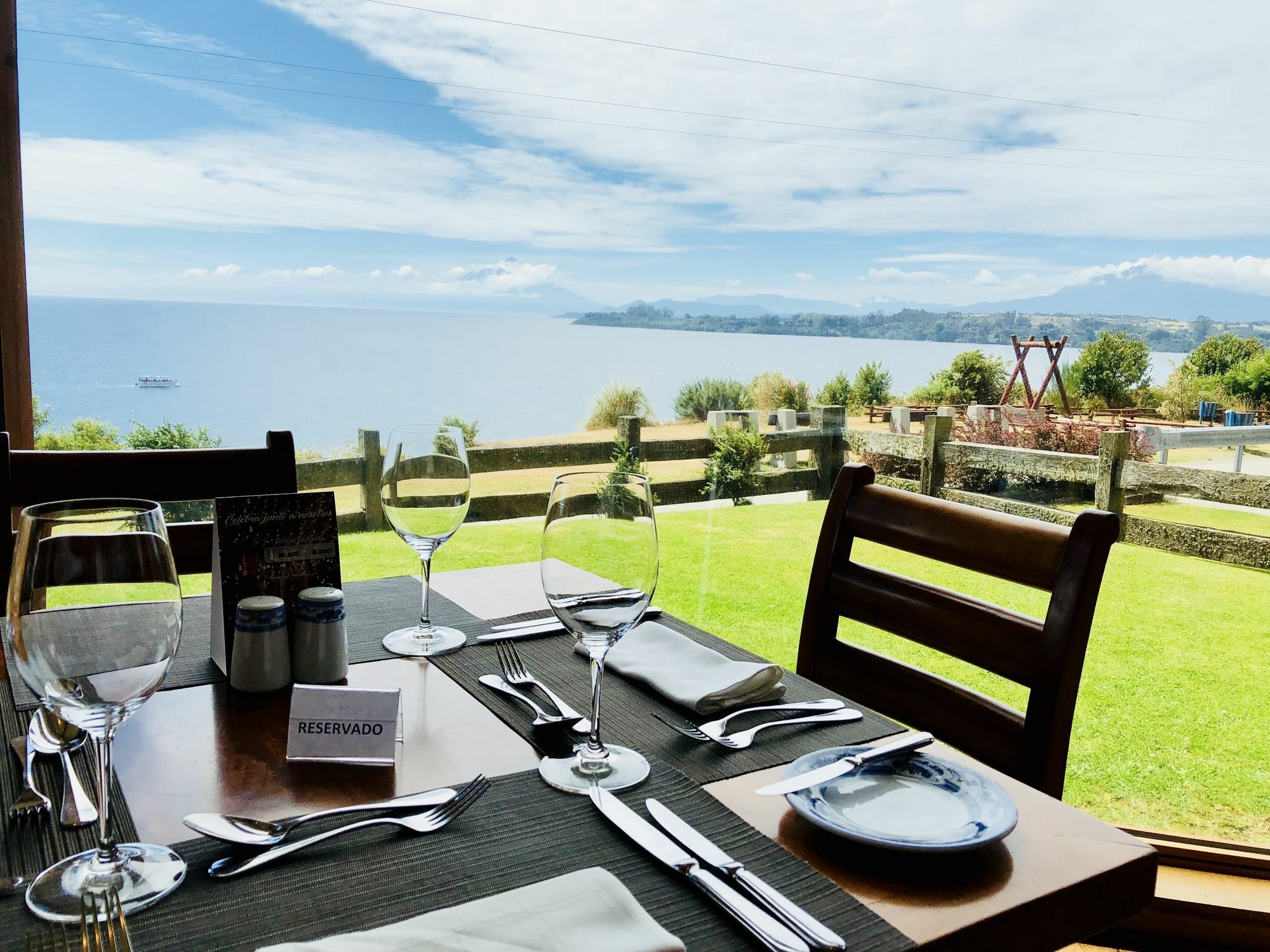 Wyndham Puerto Varas Pettra Eksteriør billede Restaurant in the hotel